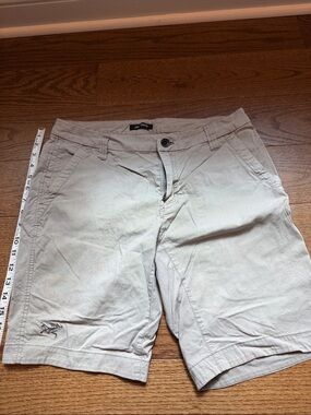 Arc'teryx Men's Flat Front Shorts in Light Beige